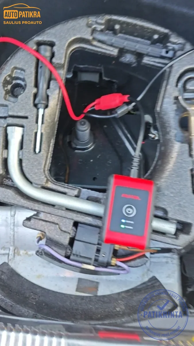 Autel 12 V akumuliatoriaus testo įranga prijungta prie automobilio